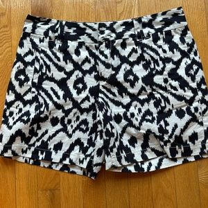 Loft linen ikat shorts in size 4. They have side pockets and slit back pockets